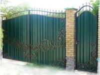 Кованные ворота - это статус хозяев дома.
